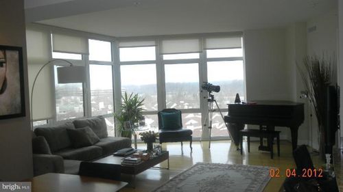 apt-917-8220 Crestwood Heights Dr, MCLEAN, VA, 22102-3134 | Card Image