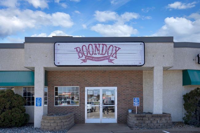 Plenty of local restaurants nearby! | Image 7