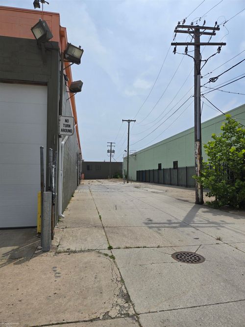 23896 Sherwood Ave, Center Line, MI, 48015 | Card Image