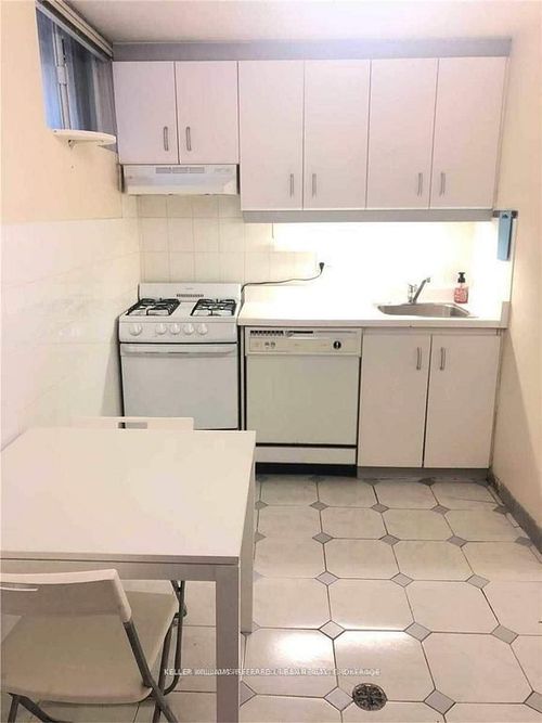 bsmt-44 Bellevue Ave, Toronto, ON, M5T2N4 | Card Image