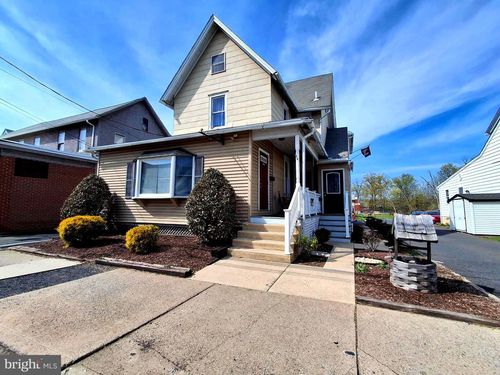 523 W Broad St, Quakertown, PA, 18951-1215 | Card Image