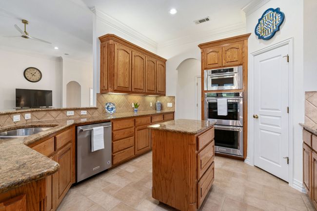 Kitchen with updated Kitchenaid appliances, including double convection ovens & smooth-surface cooktop! | Image 10