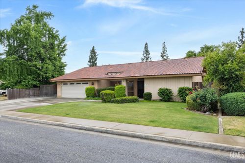 6605 Greensward Way, Bakersfield, CA, 93309-3635 | Card Image