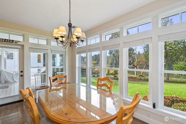 Kitchen eating area | Image 15