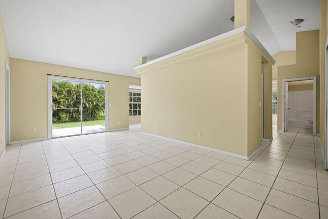 562 Sw Badger Ter, House other with 3 bedrooms, 2 bathrooms and null parking in Port St. Lucie FL | Image 7