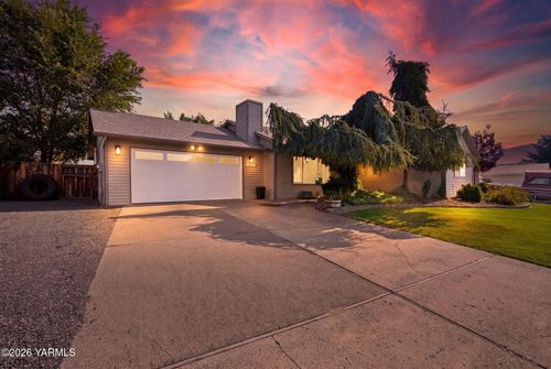 5501 Mount Clemens Way, Yakima, WA, 98901-4380 | Card Image