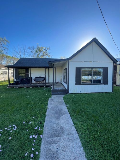 105 N Carver St, Edna, TX, 77957-3020 | Card Image
