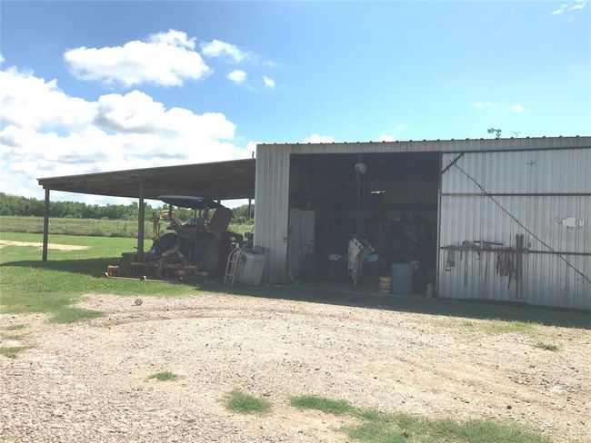 Shop with covered parking area for machinery | Image 24