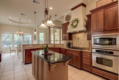 185 Ware, Buda, TX, 78610-3341 | Card Image