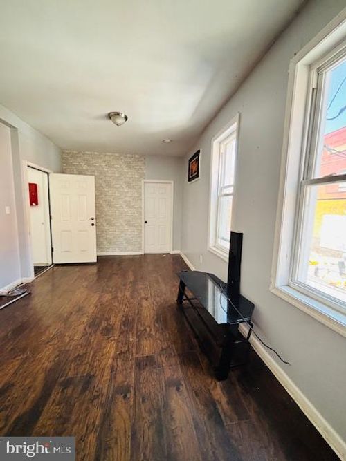 apt-2nd-240 W Glenwood Ave, Philadelphia, PA, 19140-5746 | Card Image