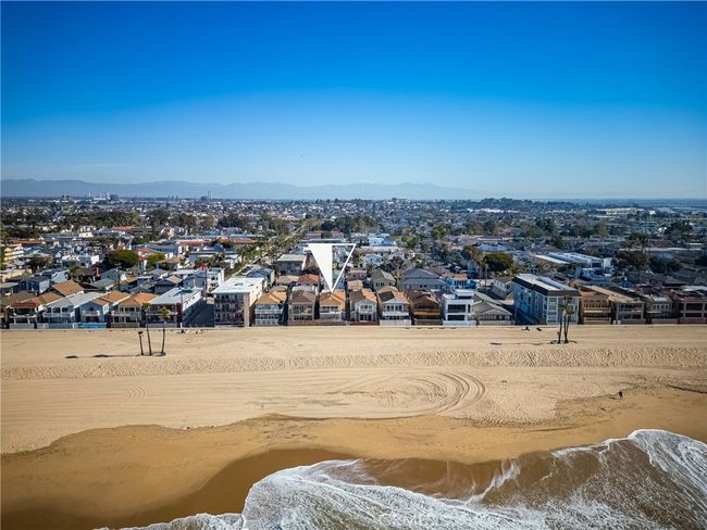 1207 Seal Way, Home with 6 bedrooms, 4 bathrooms and 2 parking in Seal Beach CA | Image 59