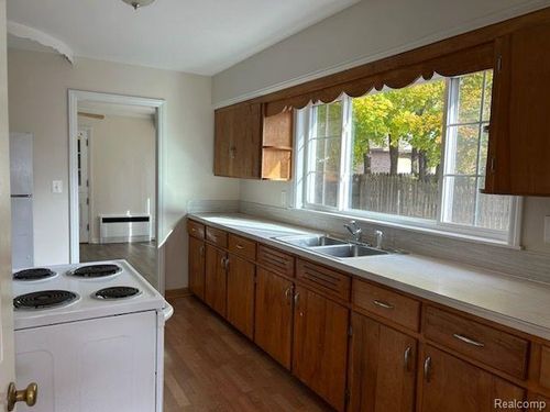 430 Common St, Walled Lake, MI, 48390-3414 | Card Image