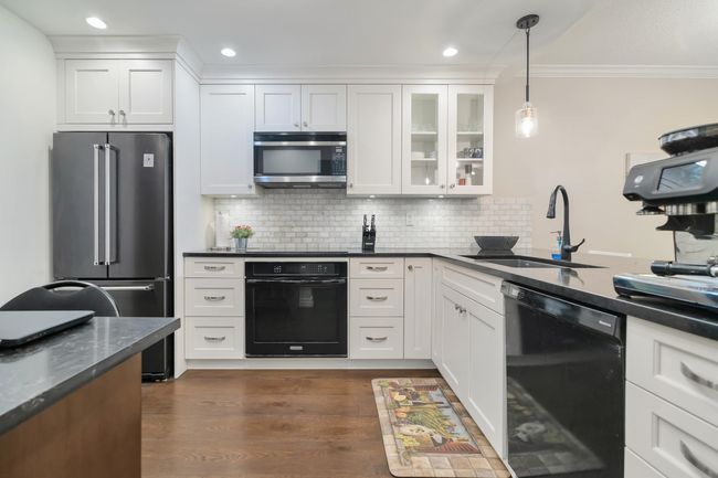 111 - 1785 Martin Dr, Condo with 2 bedrooms, 2 bathrooms and 1 parking in Surrey BC | Image 6
