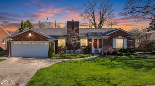 926 Hidden Ln, Grosse Pointe Woods, MI, 48236-1522 | Card Image