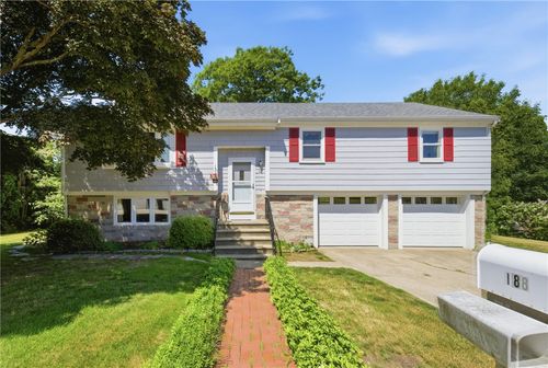 18 Continental Dr, Middletown, RI, 02842-7204 | Card Image