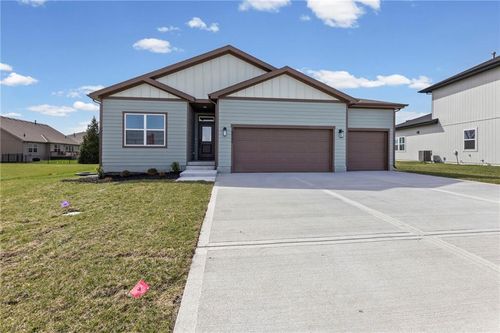 18549 W 193rd St, Spring Hill, KS, 66083-8498 | Card Image