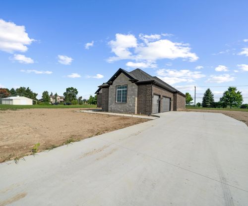 8561 Cobblestone Dr, Newport, MI, 48166-7813 | Card Image