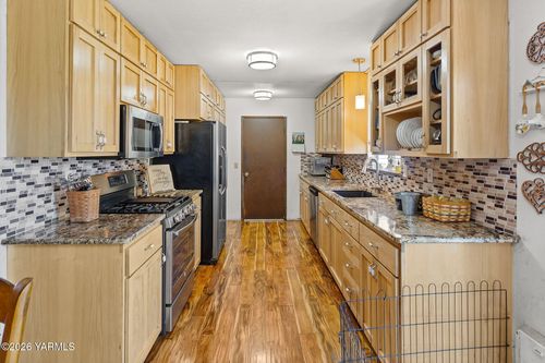 1007 S 79th Ave, Yakima, WA, 98908-9724 | Card Image