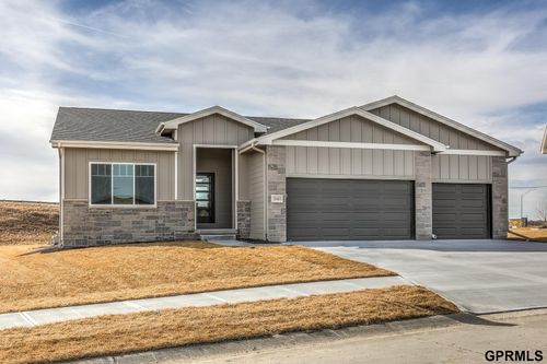 18483 Robin Cir, Omaha, NE, 68136-3325 | Card Image