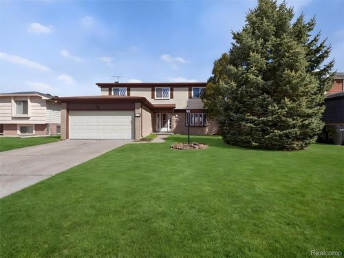 4667 Bloomfield Dr, Sterling Heights, MI, 48310-3317 | Card Image