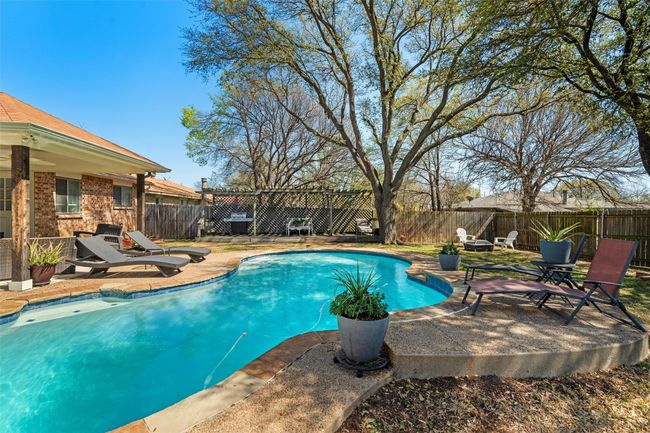 The perfect yard to grill and chill. | Image 22