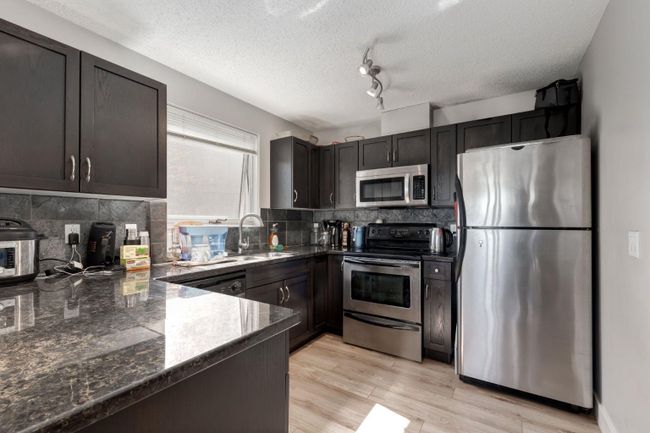 7 - 118 Village Heights Sw, Home with 2 bedrooms, 1 bathrooms and 2 parking in Calgary AB | Image 4