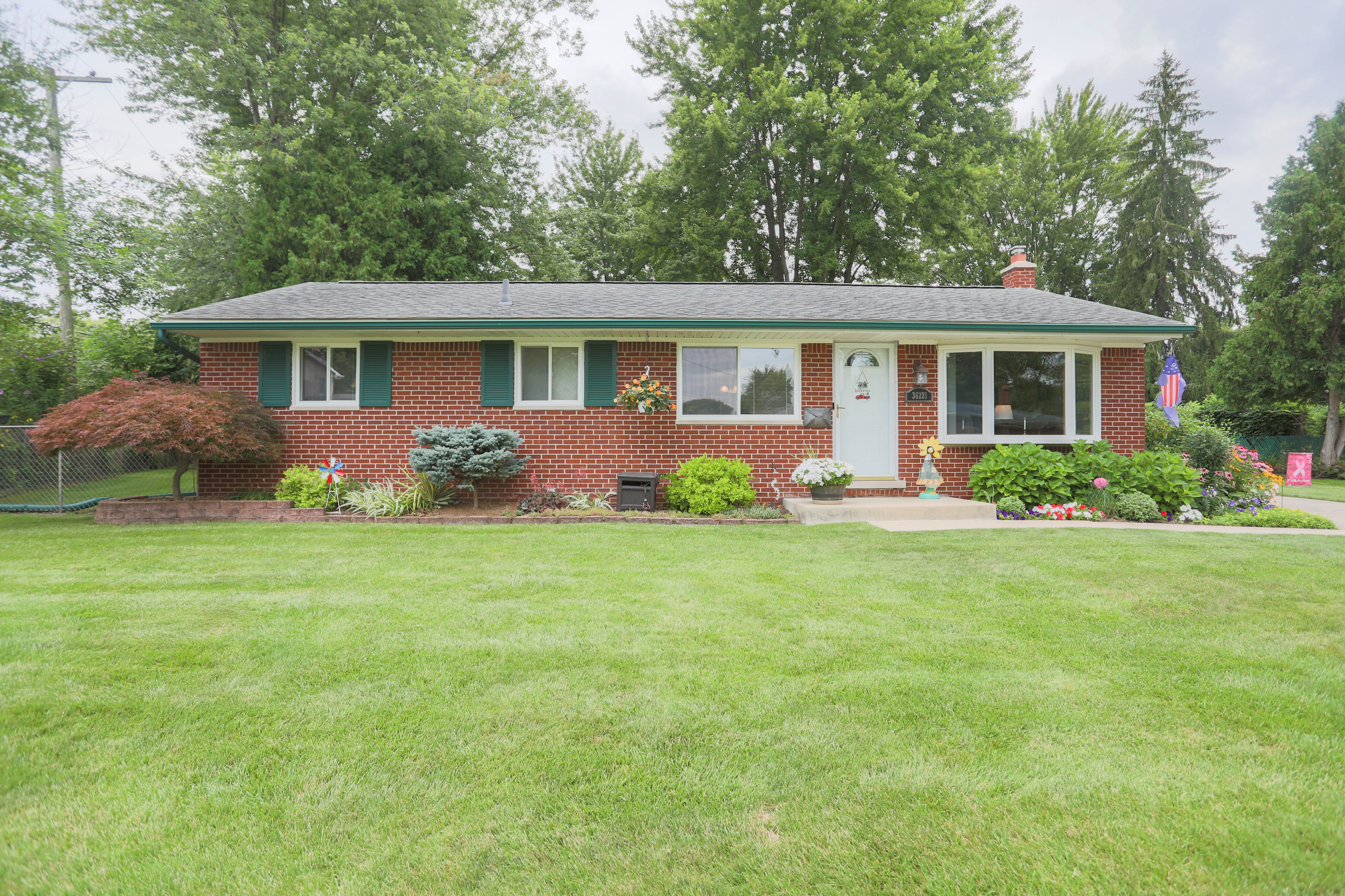 Pamala Dr, Clinton Township, MI 48035