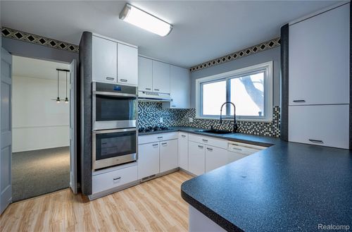 21660 Riverview Dr, Beverly Hills, MI, 48025-4865 | Card Image