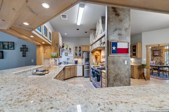 6170 County Road 332, Home with 4 bedrooms, 4 bathrooms and null parking in Jourdanton TX | Image 5