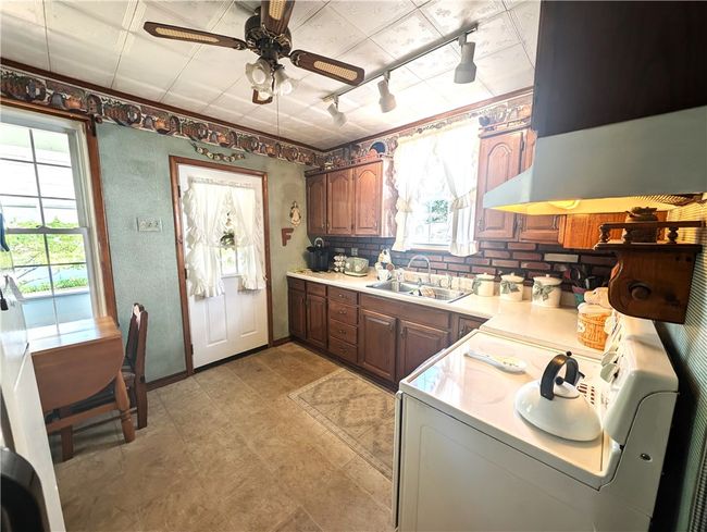 408 S Hickory St, House other with 3 bedrooms, 1 bathrooms and 1 parking in Scottdale PA | Image 5