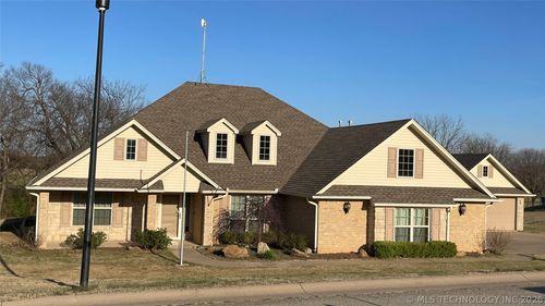 909 Country Club Dr, Cushing, OK, 74023-8812 | Card Image