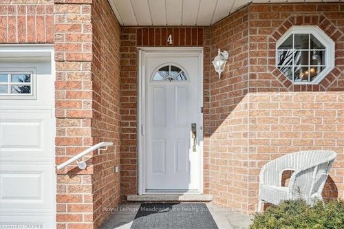 4-4 Victoria St, Hamilton, ON, L8B1B3 | Card Image