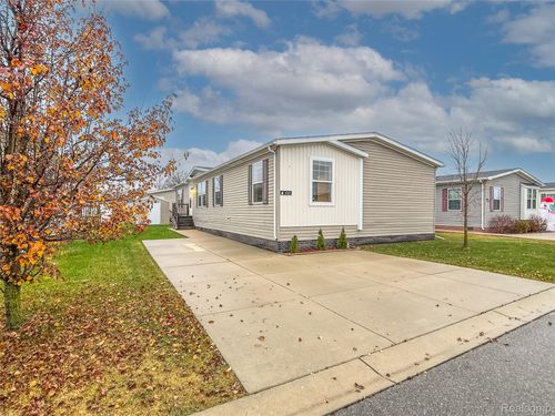 6267 Imperial Dr, Fenton, MI, 48430-8563 | Card Image