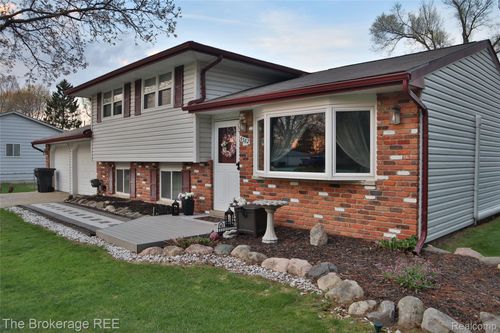 5382 Heath Ave, Clarkston, MI, 48346-3533 | Card Image
