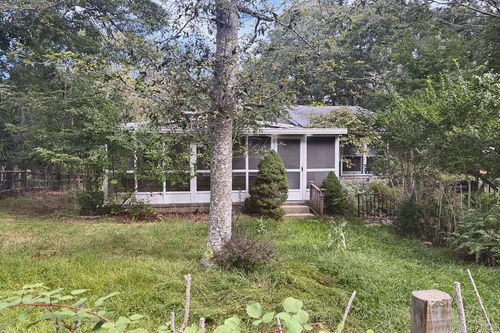11 Robinhood Lane, Southampton, NY, 11968 | Card Image
