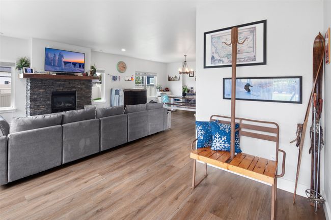 Enter to wonderful living room. | Image 21