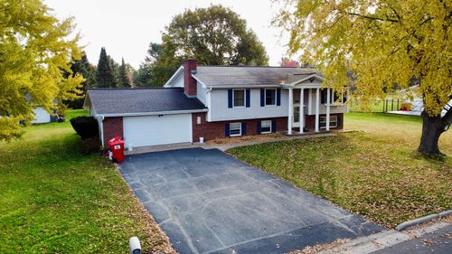 811 Sunset Dr, Antigo, WI, 54409-1138 | Card Image
