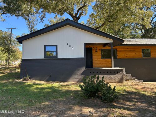 220 N James Ave, McComb, MS, 39648-3818 | Card Image