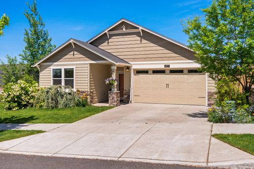 4677 Sw Volcano Ave, Redmond, OR, 97756-7285 | Card Image