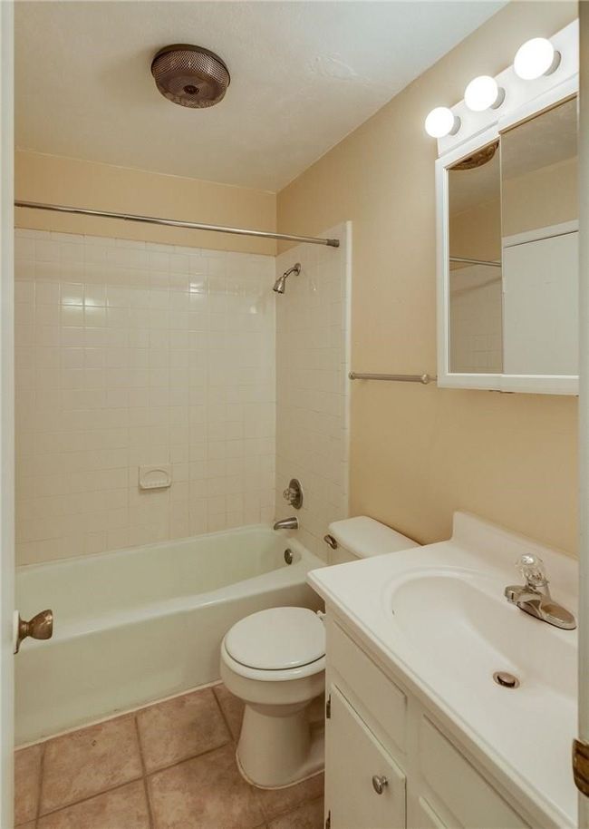411 S Dooley St, Condo with 10 bedrooms, 5 bathrooms and 8 parking in Grapevine TX | Image 35