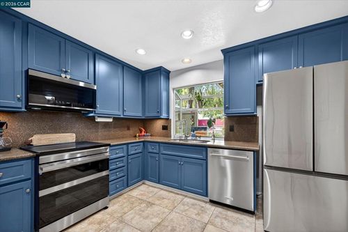 1892 London Dr, Benicia, CA, 94510-1367 | Card Image