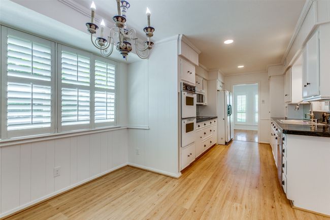 Breakfast area with built-ins | Image 10