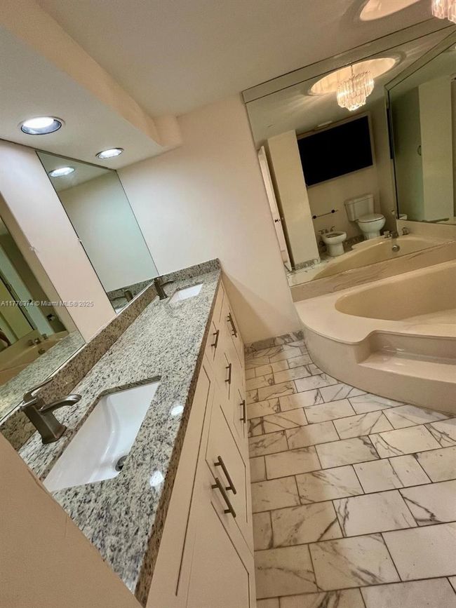 APT-2001 - 4000 Towerside Ter, Condo with 2 bedrooms, 2 bathrooms and null parking in Miami FL | Image 37