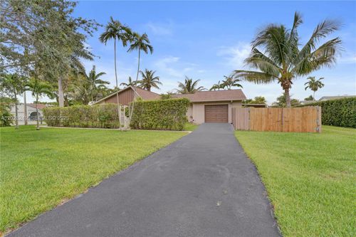 417 Se 4th St, Dania Beach, FL, 33004-4711 | Card Image