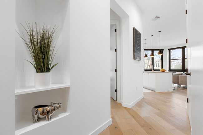 Entrance hall with tons of light and hardwood floors | Image 23