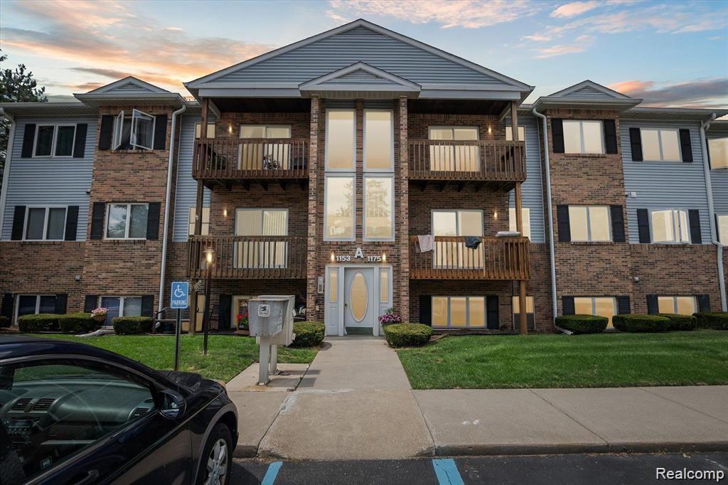 Shoemaker Dr, Westland, MI 48185