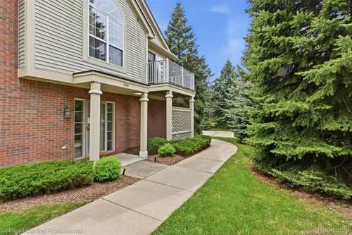 37-4200 Chesapeake Circle, Commerce Charter Township, MI, 48390 | Card Image