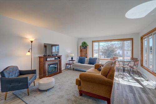 300 Pleasant Dr, Waunakee, WI, 53597-1067 | Card Image