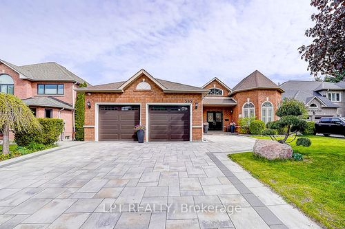 585 Holgate Cir, Newmarket, ON, L3X1V8 | Card Image