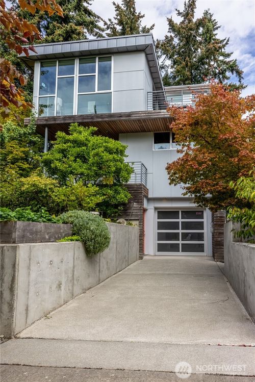 2112 N 46th St, Seattle, WA, 98103-6912 | Card Image